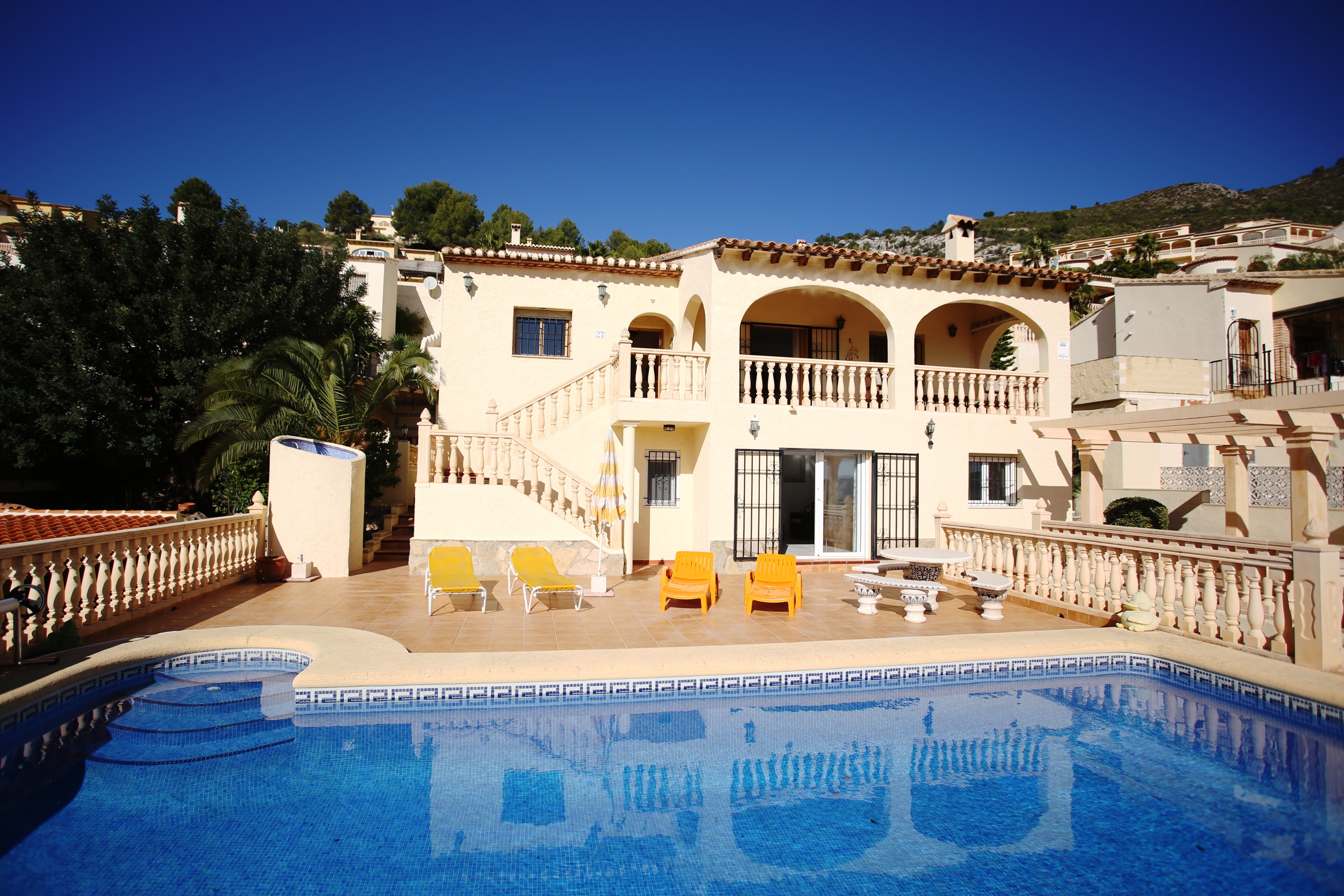 Villa with spectacular valley views in Jalon.
