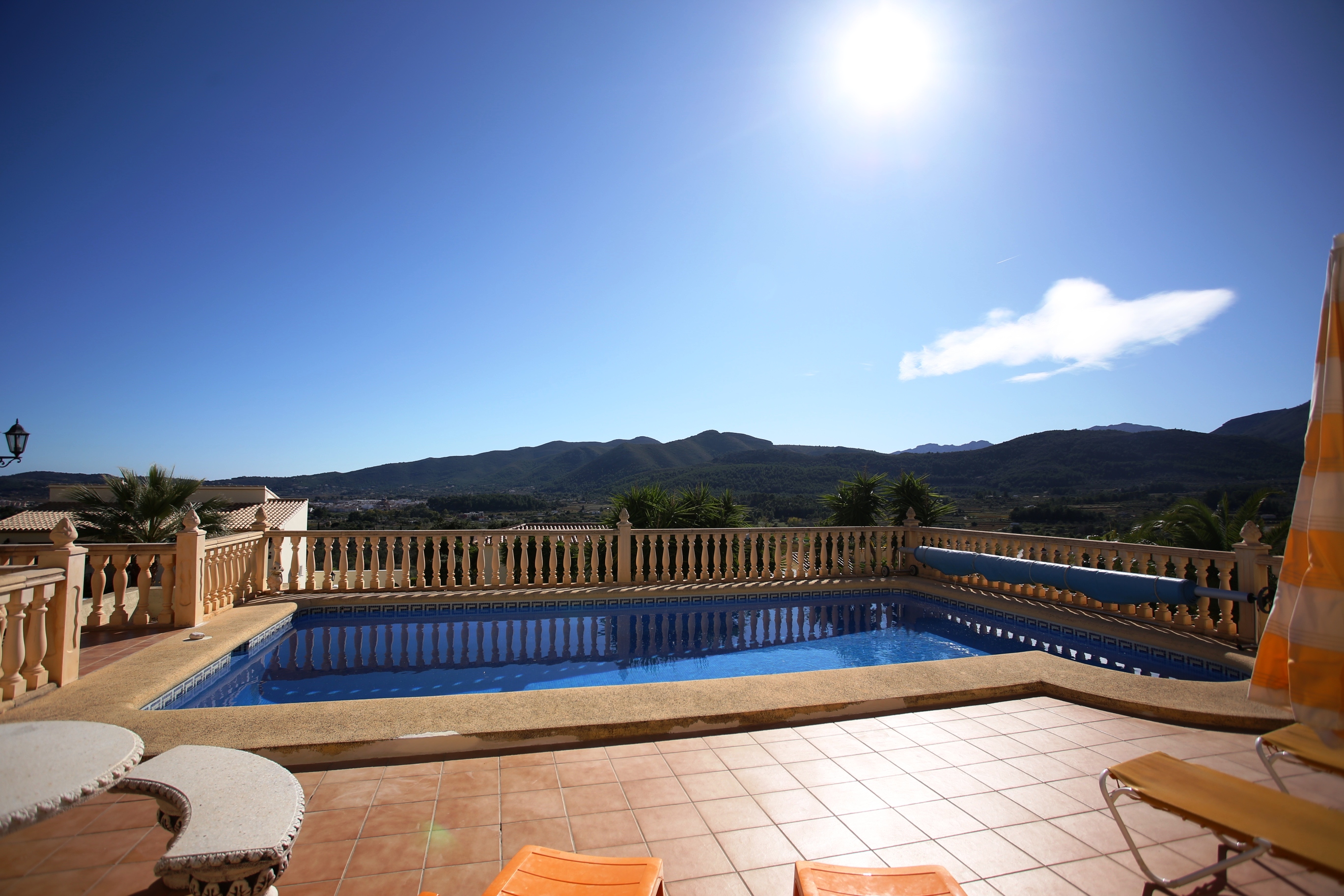 Villa with spectacular valley views in Jalon.