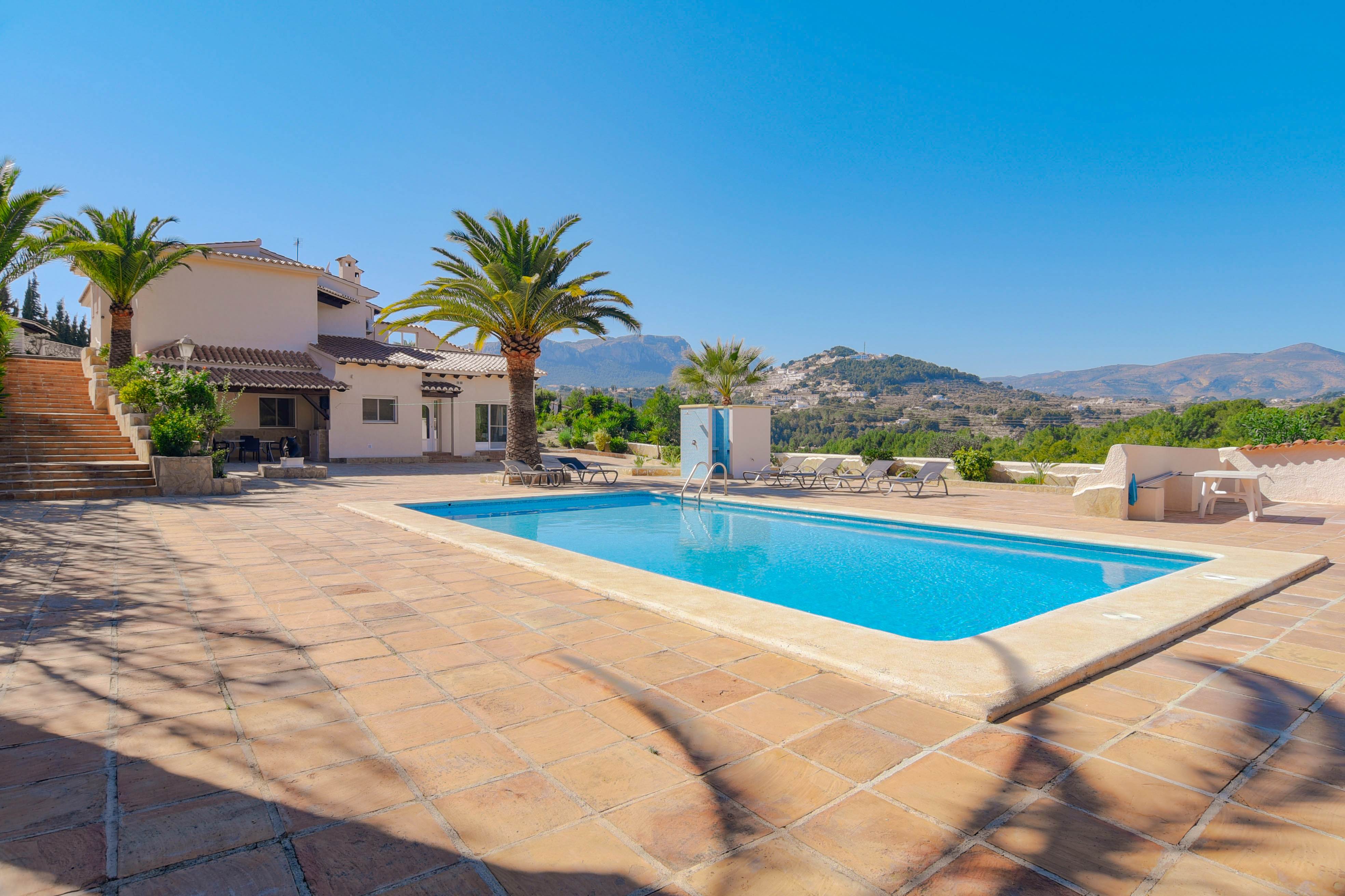Large family villa with tennis court in Calpe
