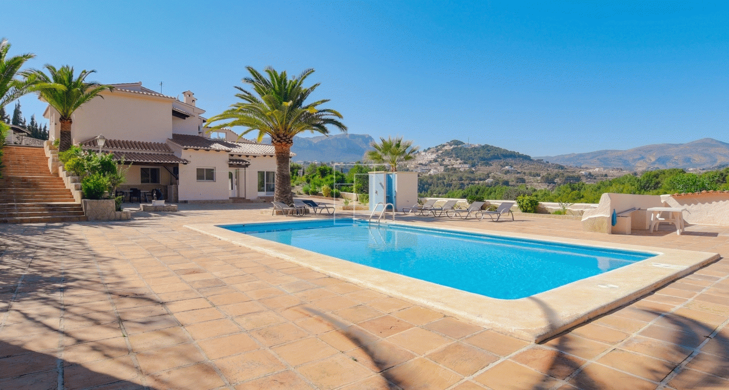 Large family villa with tennis court in Calpe