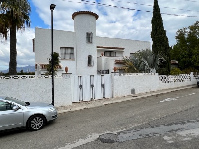 6 bed villa for family holidays and turistic rentals in Albir 
