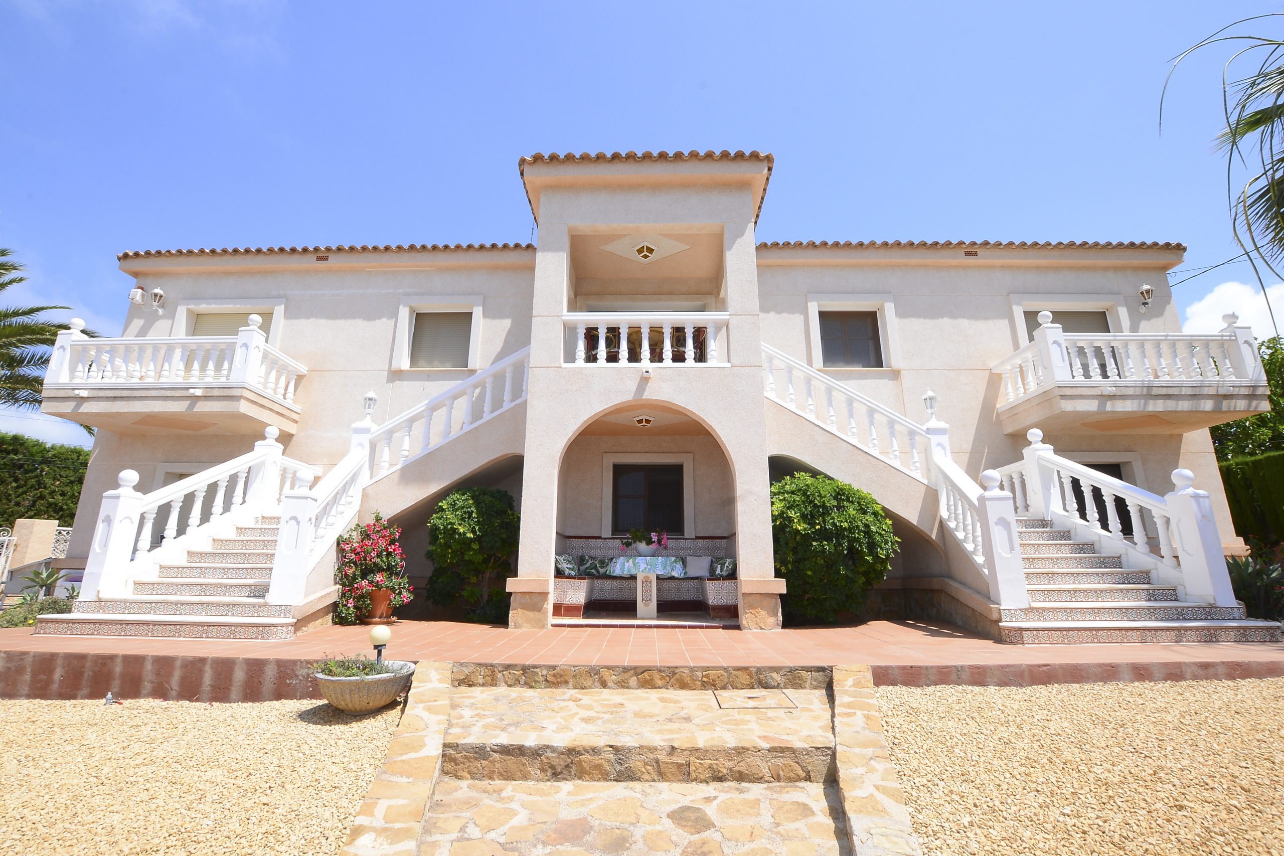 5 bed villa in mansion style with distance sea views in Calpe