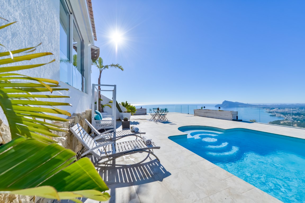 Beautiful villa with splendid panoramic sea views in Altea