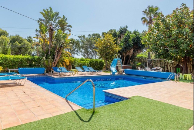 Great oportunity. Large holiday villa in Moraira.