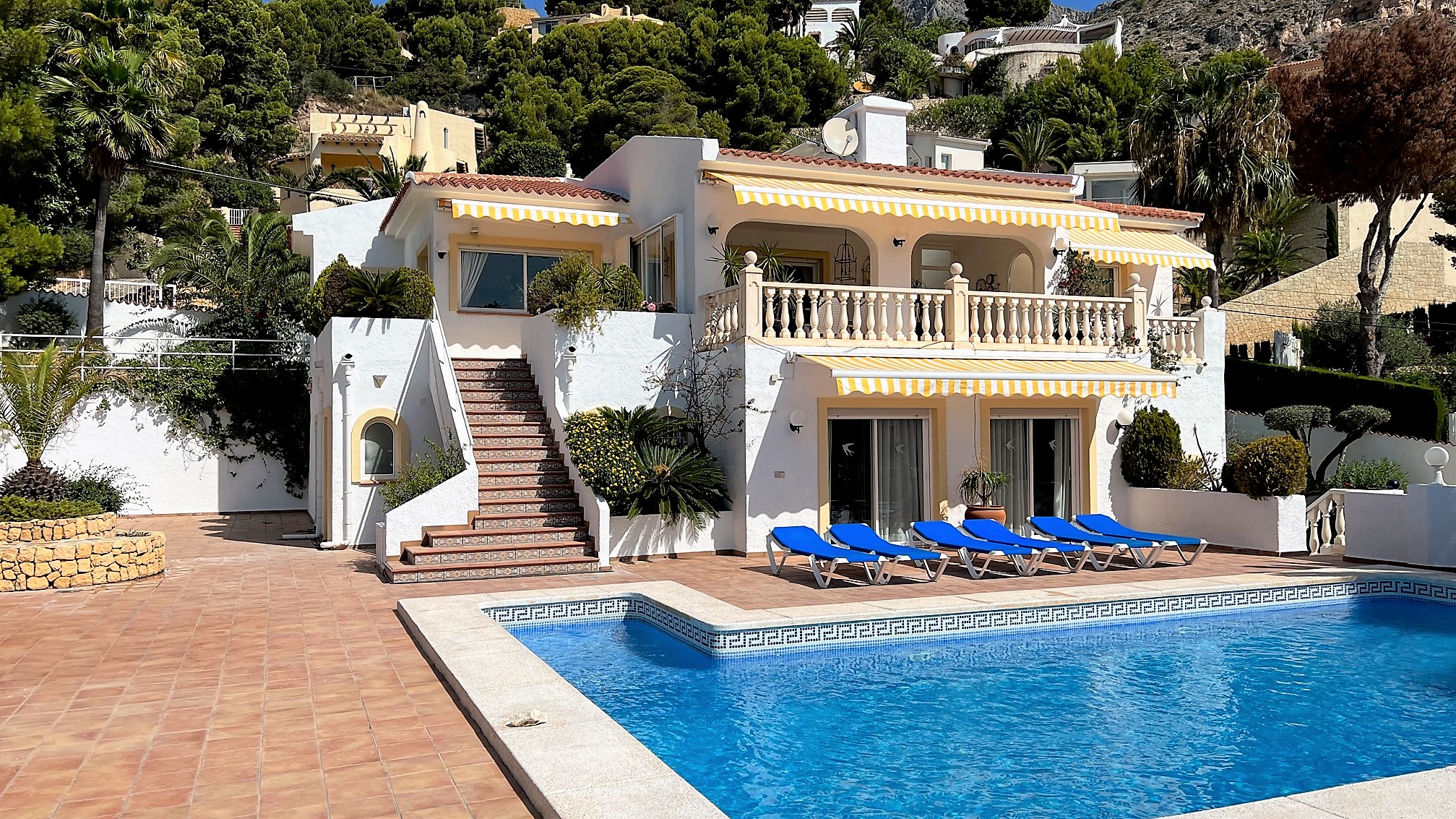 Well maintained villa with sea views in Altea
dJ