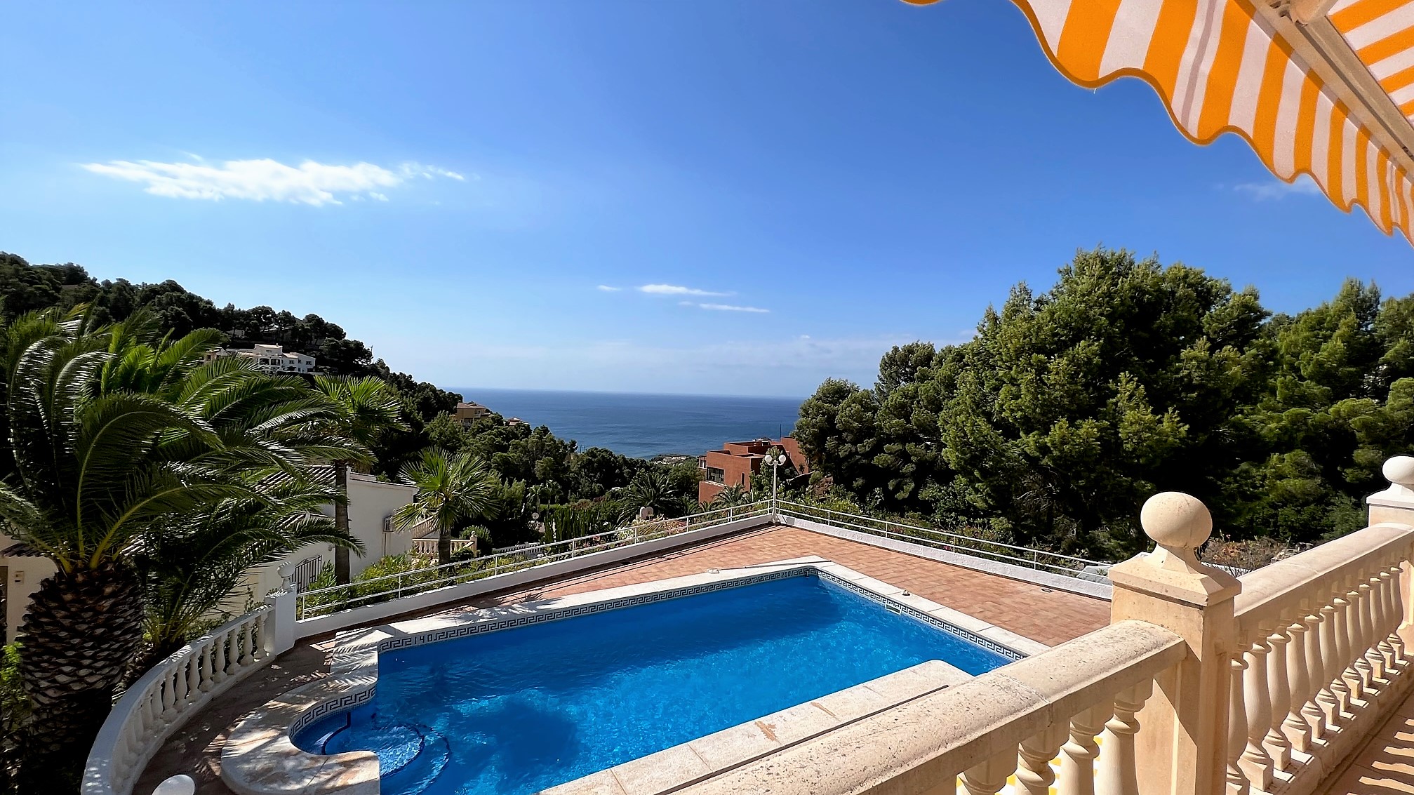 Well maintained villa with sea views in Altea
dJ