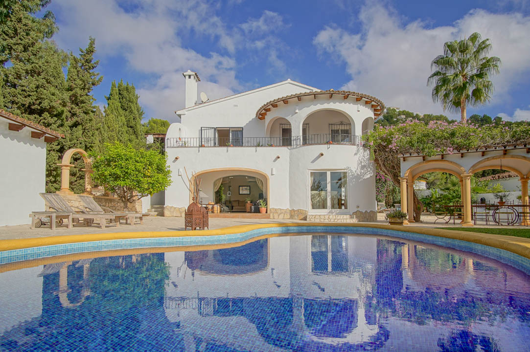 Beautiful Mediterranean villa with valley and mountain views in Moraira
bp