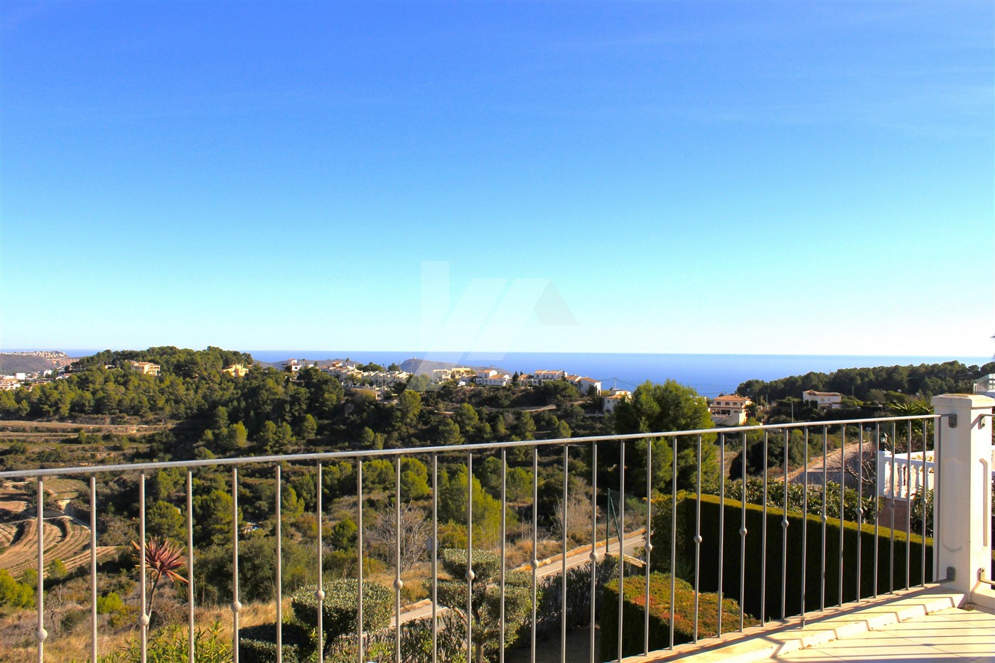 Enchanting villa with panoramic sea views in Moraira
bp
