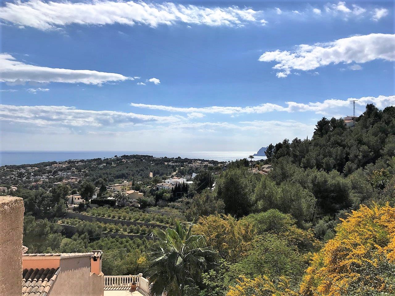Building plot in Moraira with sea views