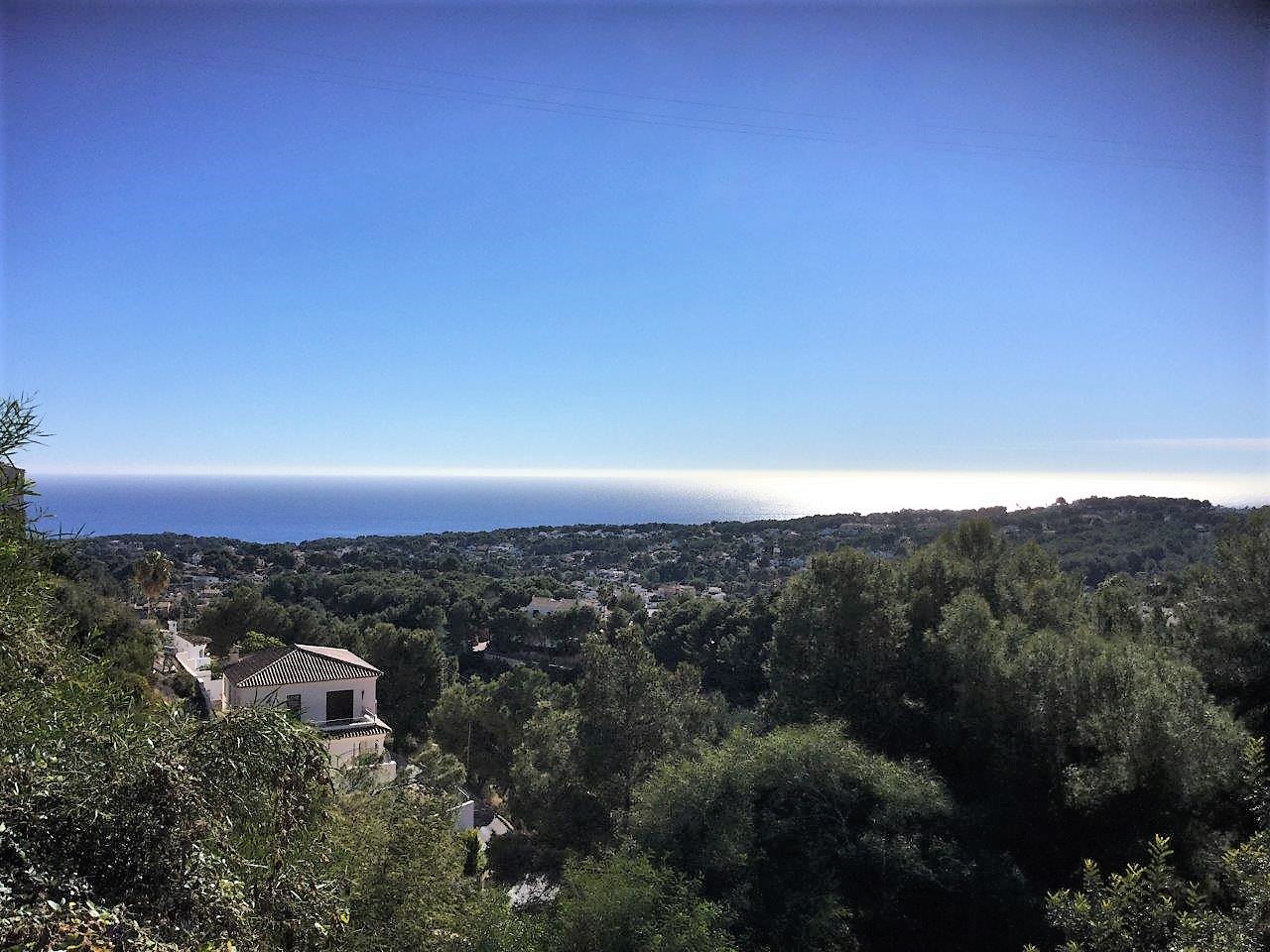 Building plot in Moraira with sea views